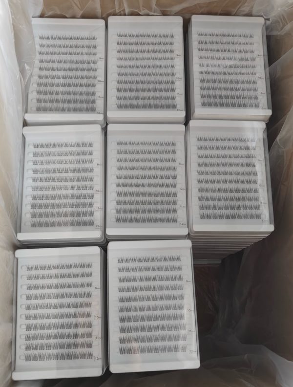 Self-adhesive DIY cluster lashes